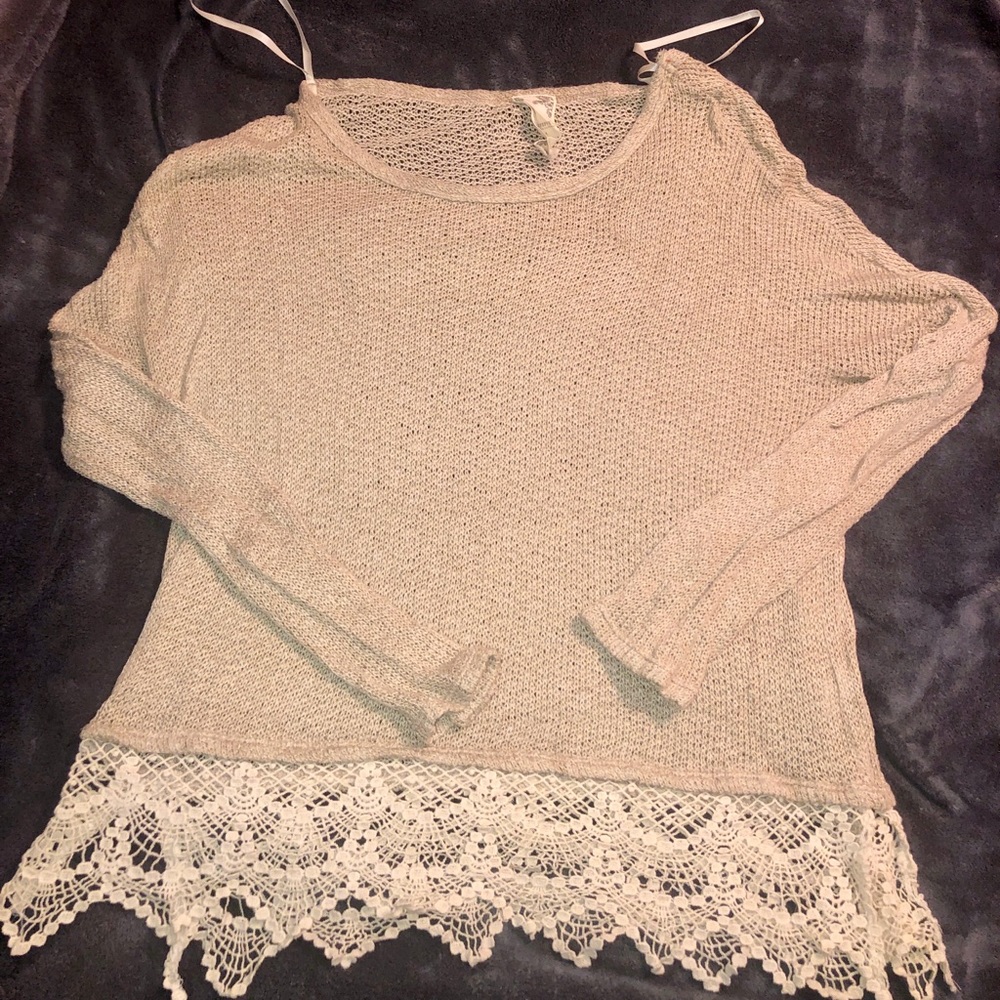 Soft feminine sweater w side slit lace trim
